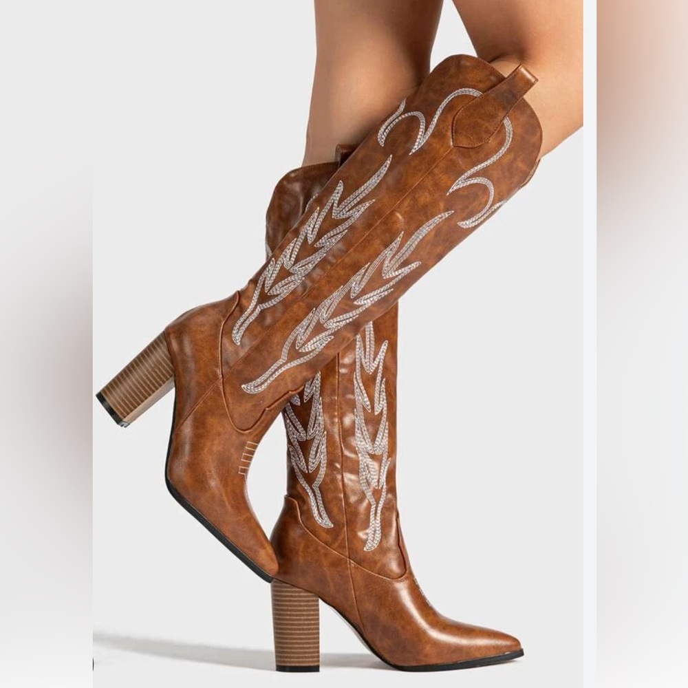 Heeled western boots
TAM 9